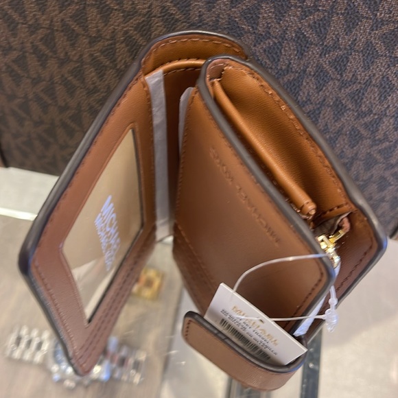 MICHAEL KORS
Medium Signature Logo Wallet
Vanilla
NWT - Picture 9 of 16